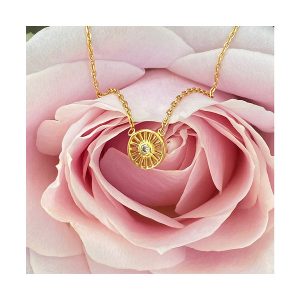 collier rond plaqué or brillant fleur rose pétales