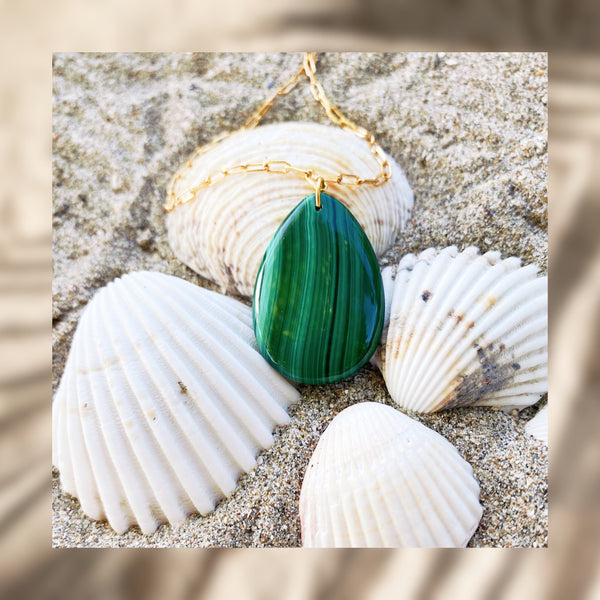collier malachite pierre forme goutte verte plage sable coquillages
